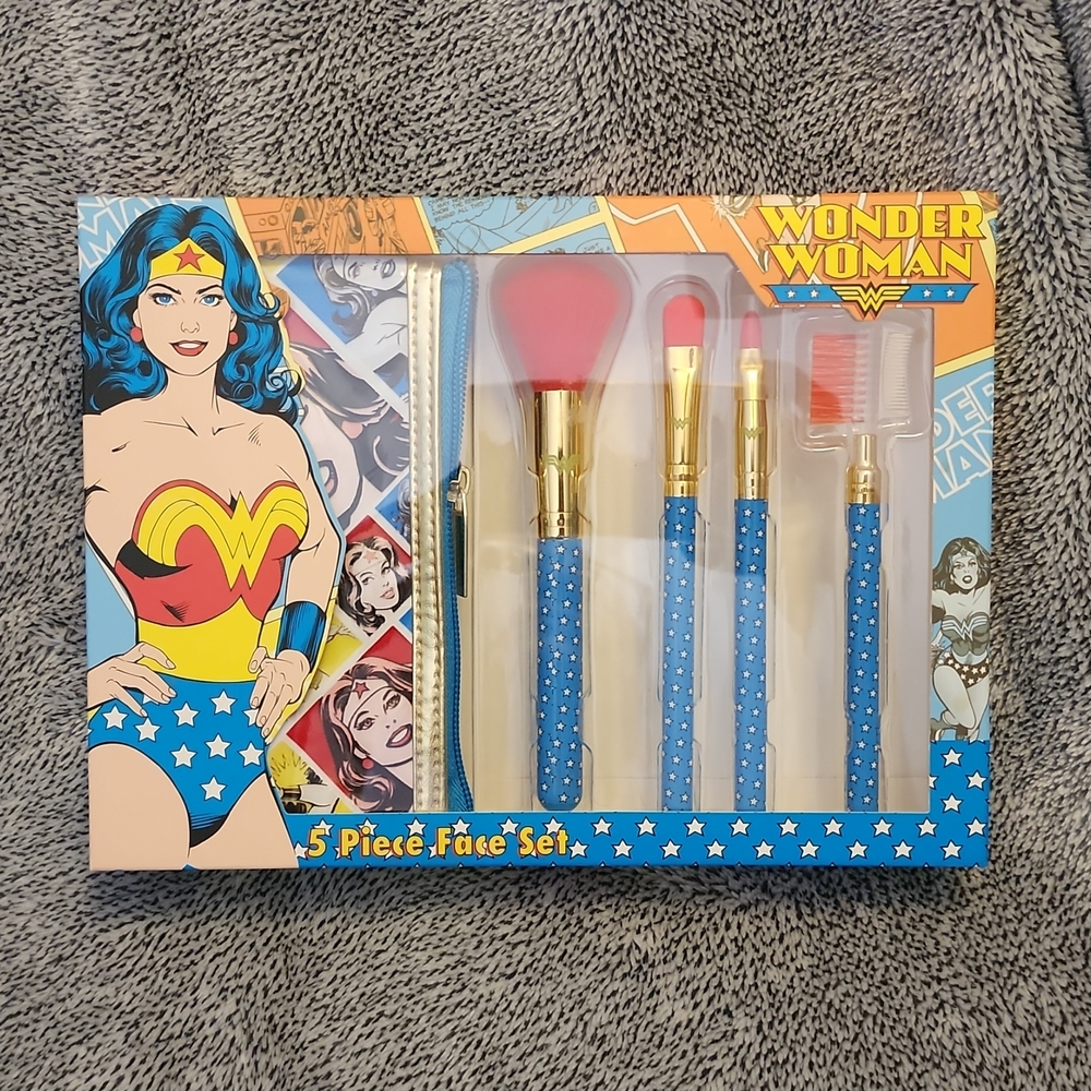 London Soho Wonder woman5 piece face set (bag with 4 brushes)